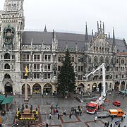 Blick aus dem Presseclub gegenüber auf dem Christbaum (Fot: Ingrid Grossmann)